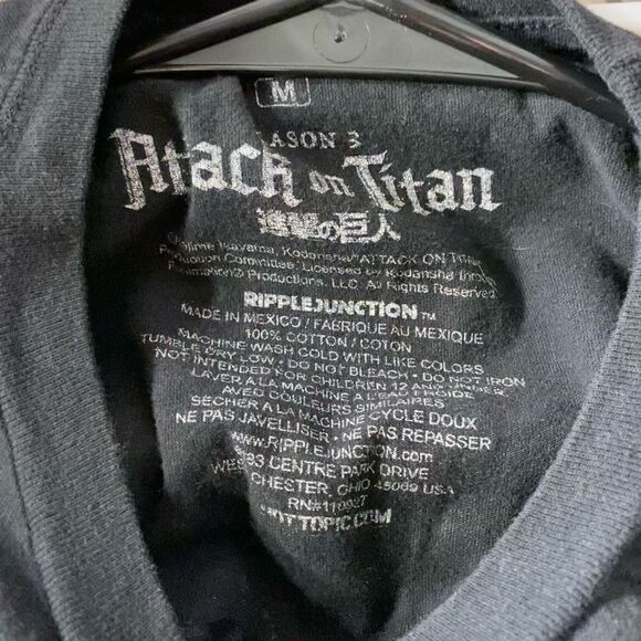 Hot Topic Attack On Titan Season 3 Double Sided Graphic T-Shirt - Picture 4 of 4